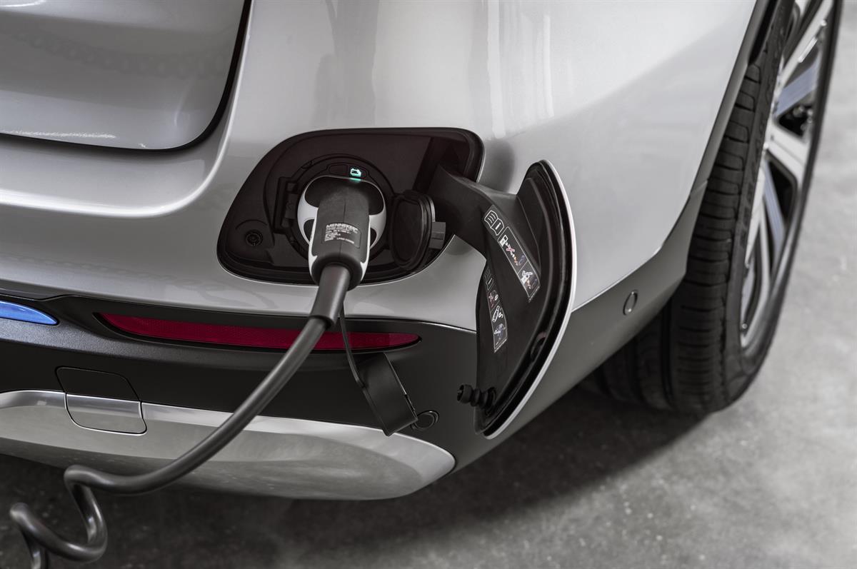 Mercedes-Benz kombiniert Strom und Wasserstoff im Zeichen von EQ Power - GLC F-CELL startet in die Vorserie: Weltweit erstes Elektrofahrzeug mit Brennstoffzellen- und Batterieantrieb