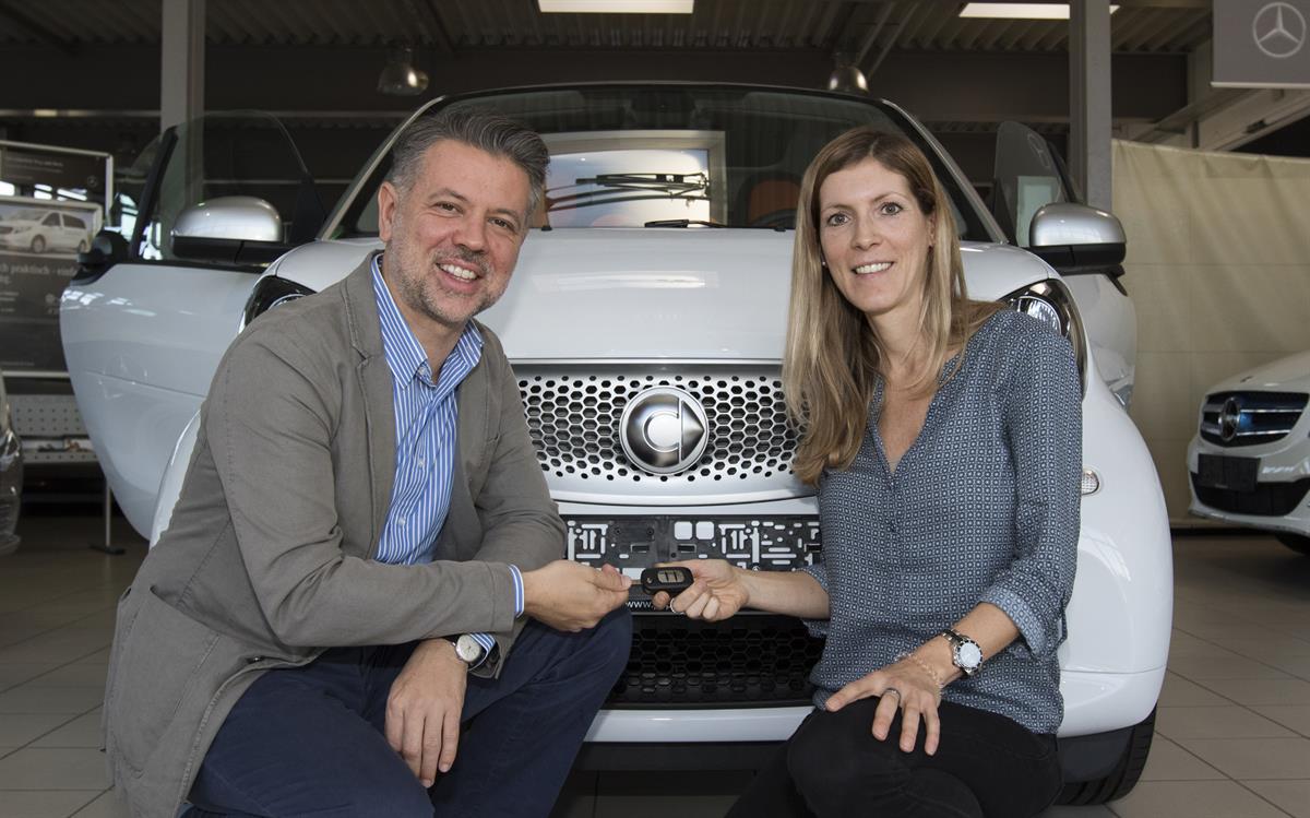 Bernhard Bauer, Unternehmenssprecher Mercedes-Benz Österreich, übergibt den neuen smart fortwo an die Gewinnerin Katrin Wittmann