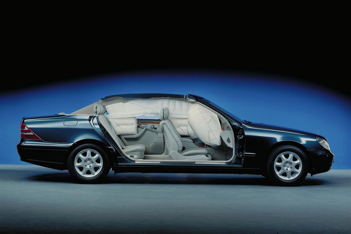 Die Mercedes-Benz S-Klasse der Baureihe 220 ist bei ihrer Premiere 1998 serienmäßig mit acht Airbags ausgestattet