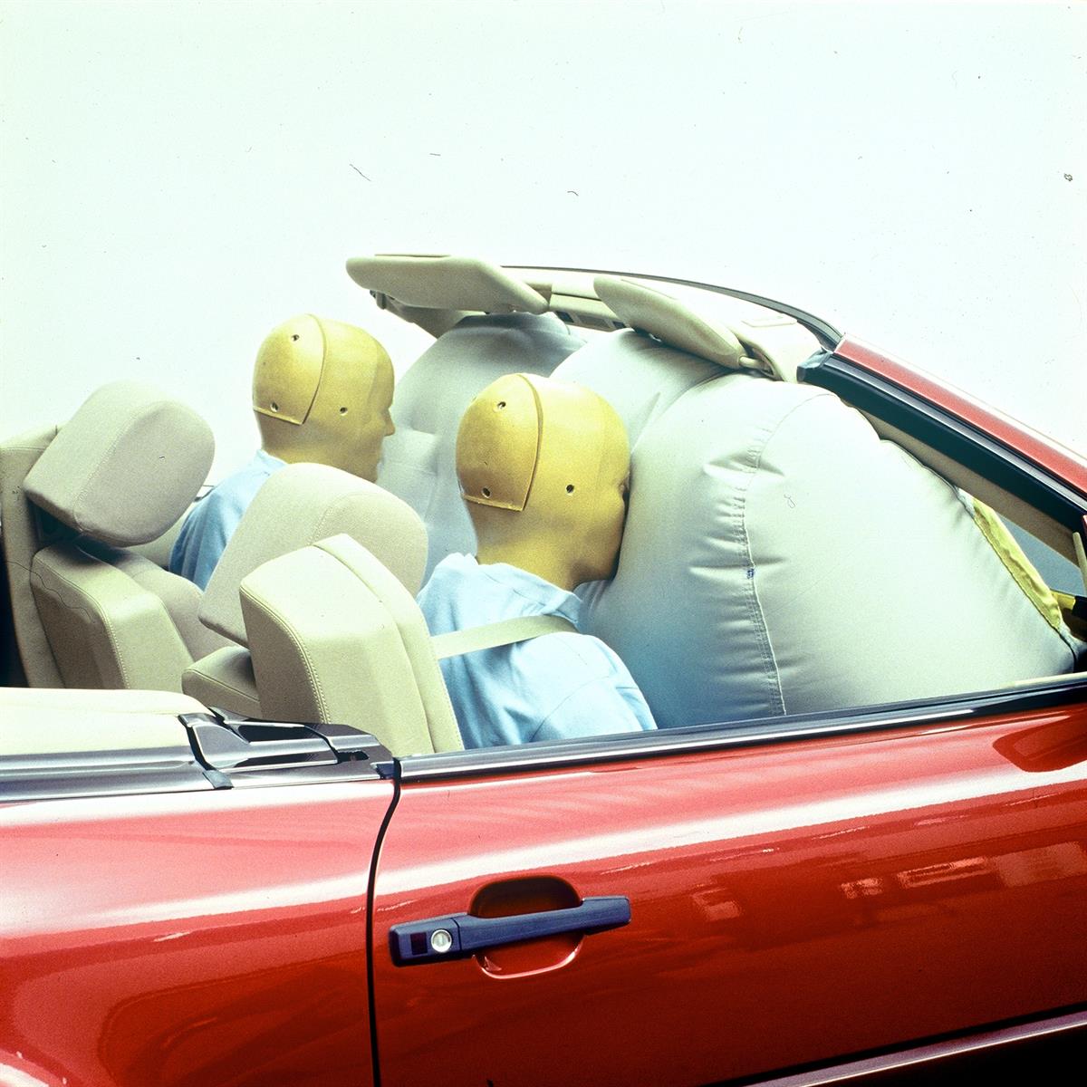 Fahrer- und Beifahrer-Airbag im Mercedes-Benz SL der Baureihe R 129