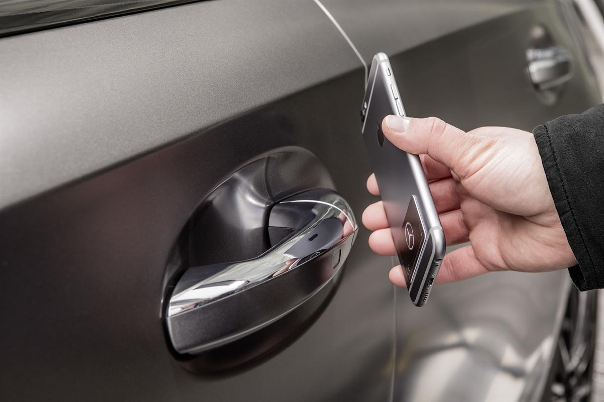 Privates Car Sharing und Digitaler Fahrzeugschlüssel - Die neue A-Klasse: mit Freunden teilen, berührungslos öffnen