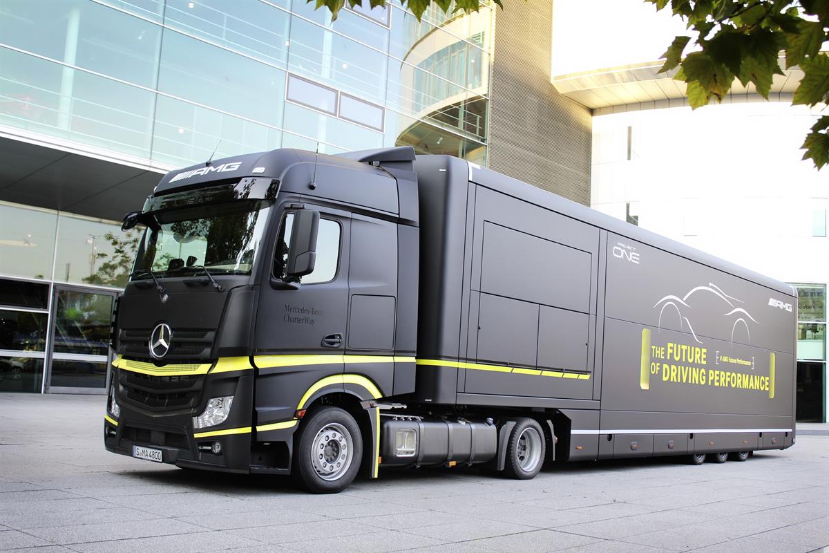 Der Truck zur Präsentation des Hypercar Mercedes-AMG ONE