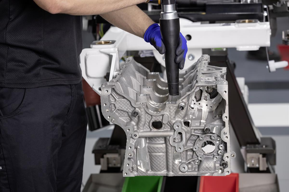 Neuer Mercedes-AMG Vierzylinder-Turbomotor aus hochmoderner Fertigung