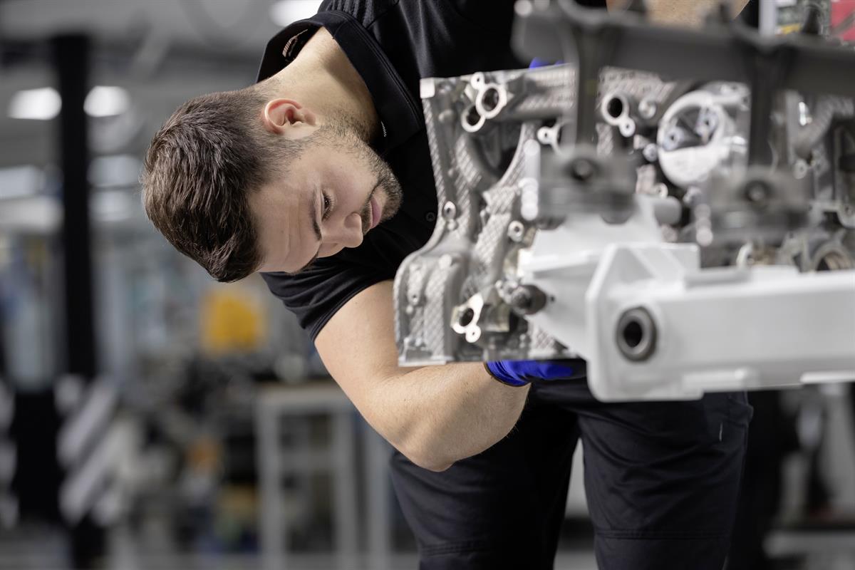 Neuer Mercedes-AMG Vierzylinder-Turbomotor aus hochmoderner Fertigung