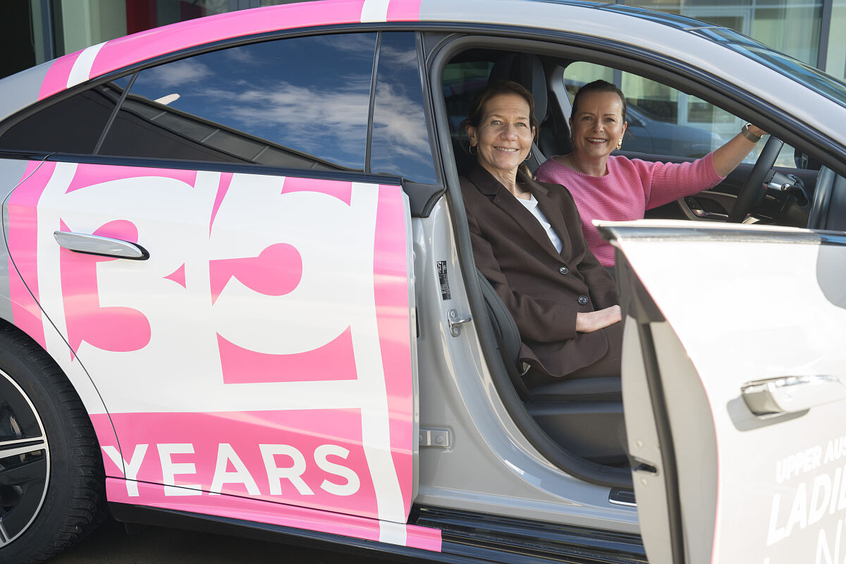 Agnieszka Kühn (CEO Mercedes-Benz in Österreich) & Sandra Reichel (Turnierdirektorin Upper Austria Ladies Linz) im neuen CLA 250+