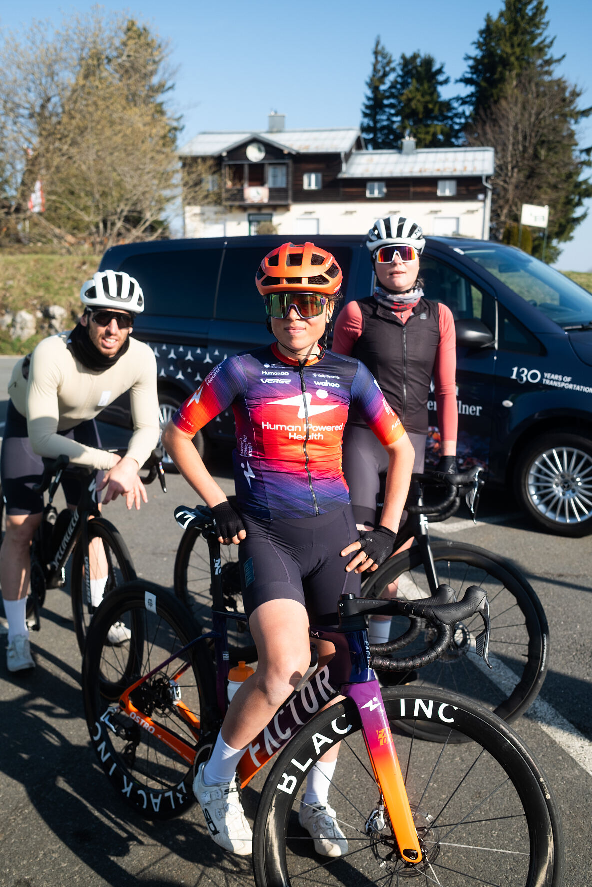MTB-Marathon Weltmeisterin Mona Mitterwallner bei der Radausfahrt mit Mitarbeitenden der Mercedes-Benz Österreich GmbH