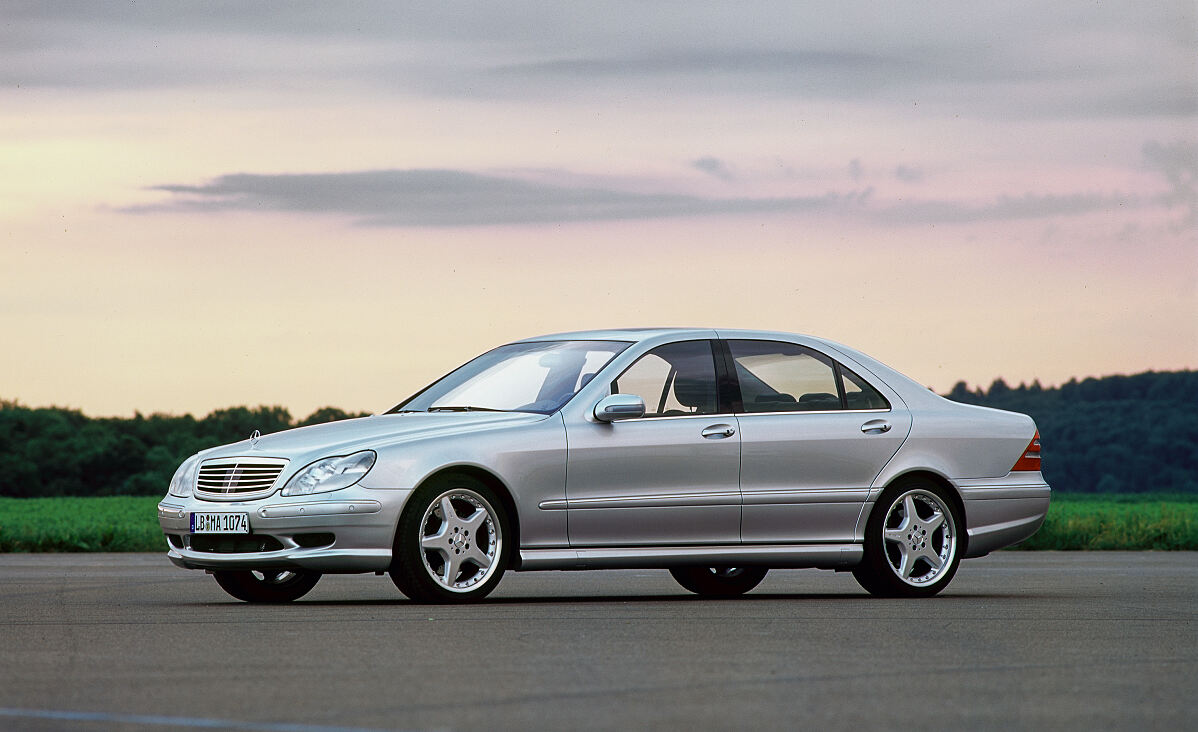 Mercedes-Benz S 63 AMG lang (V 220), vorgestellt auf der Internationalen Automobil-Ausstellung in Frankfurt am Main 2001. 