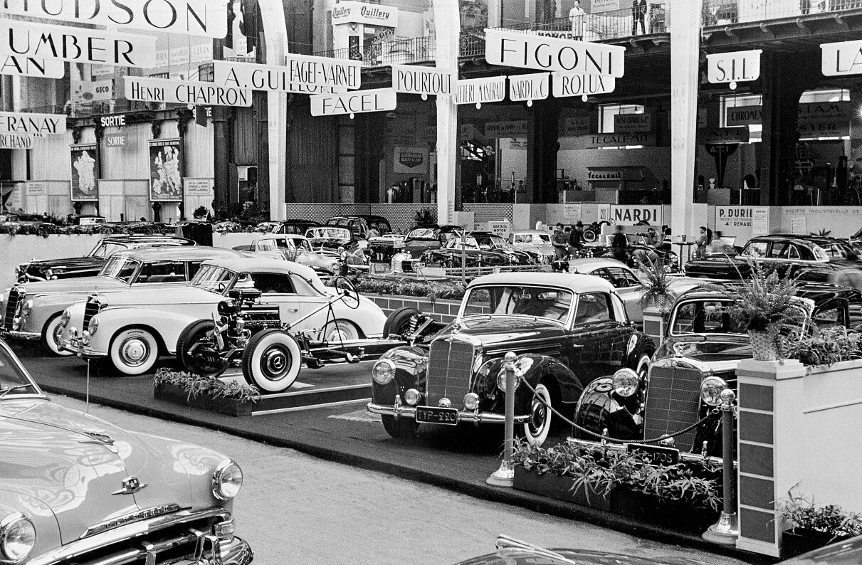 Mercedes-Benz 300 S Cabriolet (W 188), links neben dem Fahrgestell. Foto vom Pariser Autosalon 1951. 