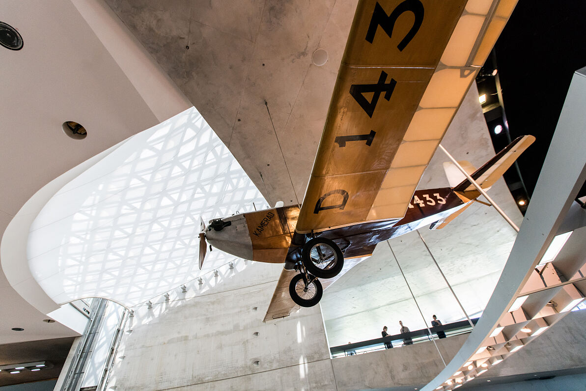 Klemm-Daimler Leichtflugzeug L 20 im Mercedes-Benz Museum. Raum Mythos 3: Umbrüche – Diesel und Kompressor. Das Exponat ist dem „Kamerad“ des Freiherrn von Koenig-Warthausen nachgestaltet, den dieser für seine Weltumrundung nutzte. 