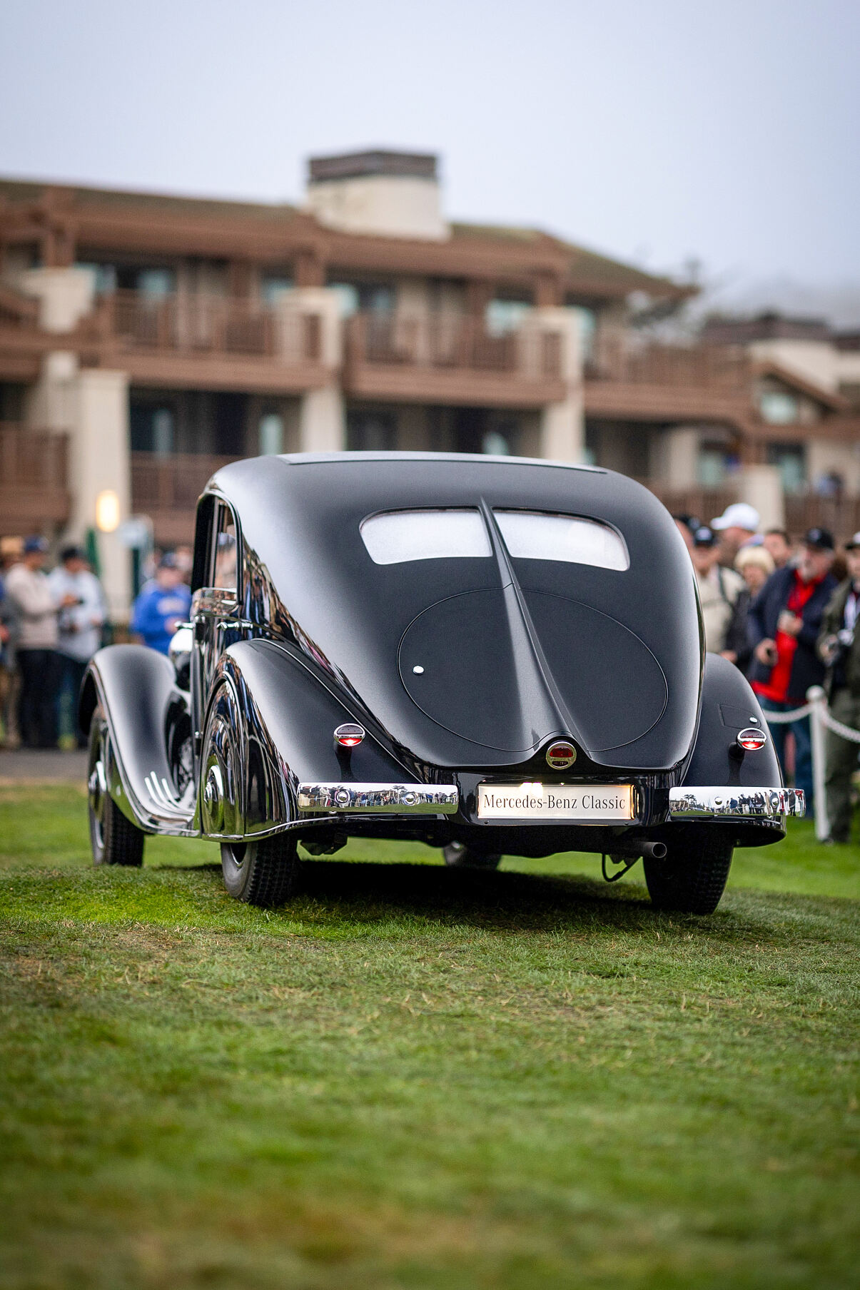 Ästhetik der Geschwindigkeit: Mercedes-Benz 320 Stromlinienlimousine (W 142, 1938) bei der Dawn Patrol des Pebble Beach Concours d’Elegance 2026. Foto: David Stegmaier.