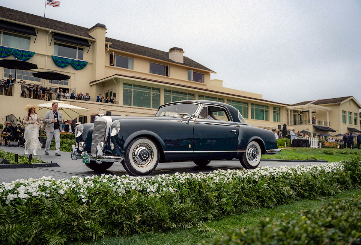 Pebble Beach Concours d’Elegance 2026. Ein Mercedes-Benz 300 Sc Pinin Farina Coupé von 1956 aus privater Hand erhielt den „Mercedes-Benz Star of Excellence Award“. Den Award überreichte Michael Kunz, Leiter Mercedes-Benz Classic Center Long Beach. Foto: D