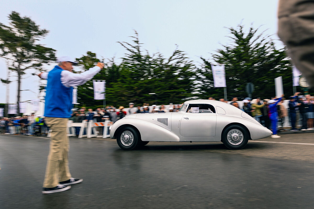 Ästhetik der Geschwindigkeit: Der Mercedes-Benz 540 K Stromlinienwagen (W 29, 1938) führte die Tour d’Elegance der Pebble Beach Automotive Week 2026 an. Foto: Jensen Larson.