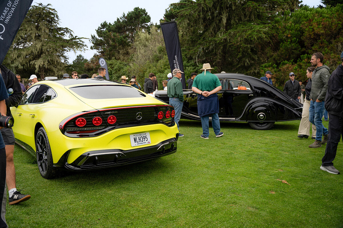 Design, Performance und Innovation: Mercedes-Benz 320 Stromlinienlimousine (W 142, 1938) und Mercedes-AMG GT 4-Türer Coupé bei „Legends of the Autobahn“ der Pebble Beach Automotive Week 2026. Foto: Jensen Larson.