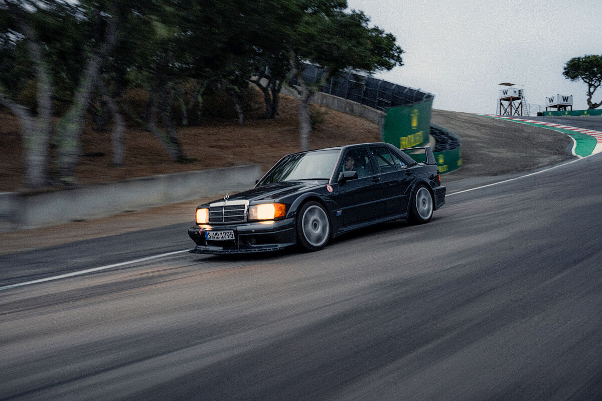 Moderne Hochleistungstradition: Mercedes-Benz 190 E 2.5-16 Evolution II (W 201, 1990) auf der Rennstrecke von Laguna Seca während der Pebble Beach Automotive Week 2026. Foto: Jensen Larson.