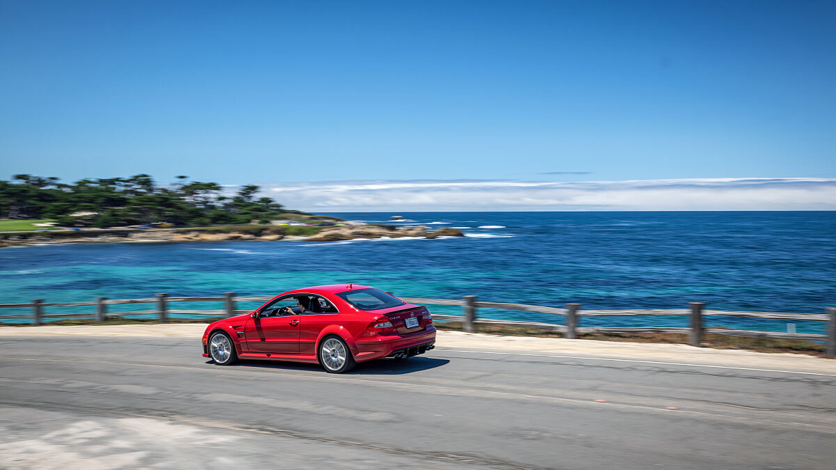 Mercedes-Benz CLK 63 AMG (C 209, 2008) auf dem 17-Mile-Drive. Aufnahme während der Pebble Beach Automotive Week 2026. Foto: Jensen Larson.