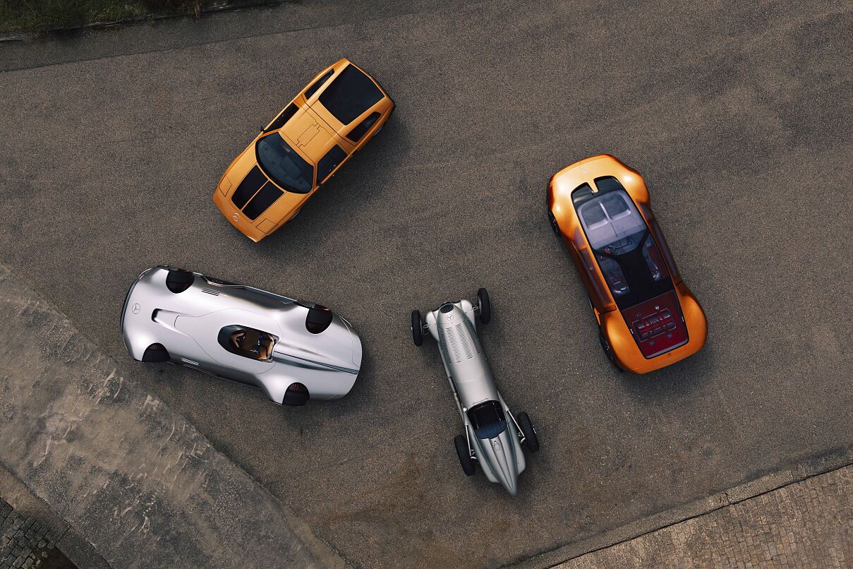 Fahrzeugpaare im Dialog: W 125 (1937, unten Mitte) und Vision EQ Silver Arrow (2018, links unten) sowie C 111-II (1970, oben) und Vision One-Eleven (2023, rechts). Foto von The Aurora 2026, Schweden, 24. Juni 2026. Foto: offline.studios. (Fotosignatur der