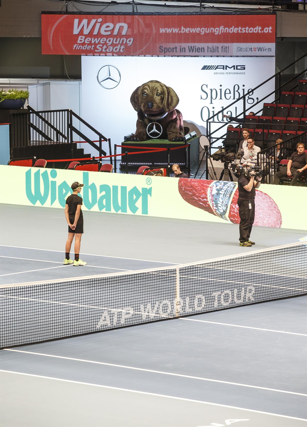 Der Mercedes-Benz Wackeldackel am Centercourt beim Erste Bank Open 500