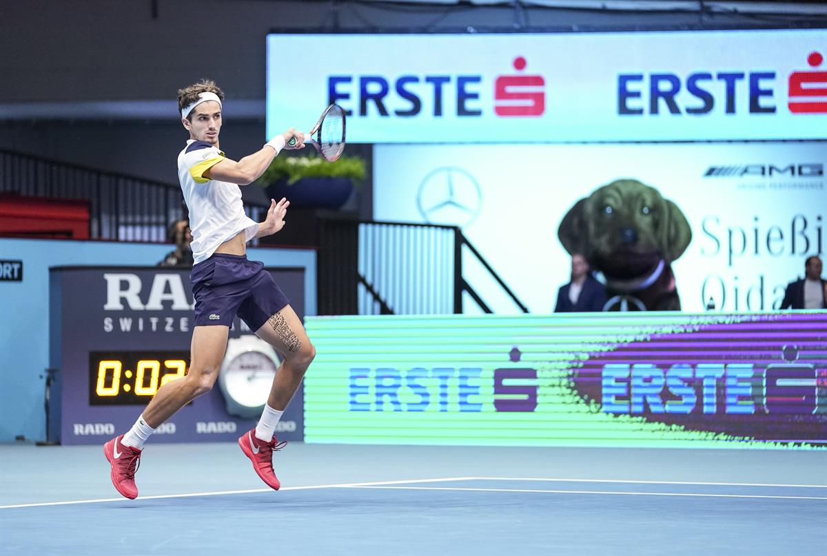 Der Mercedes-Benz Wackeldackel und Pierre-Hugues Herbert beim Erste Bank Open 500