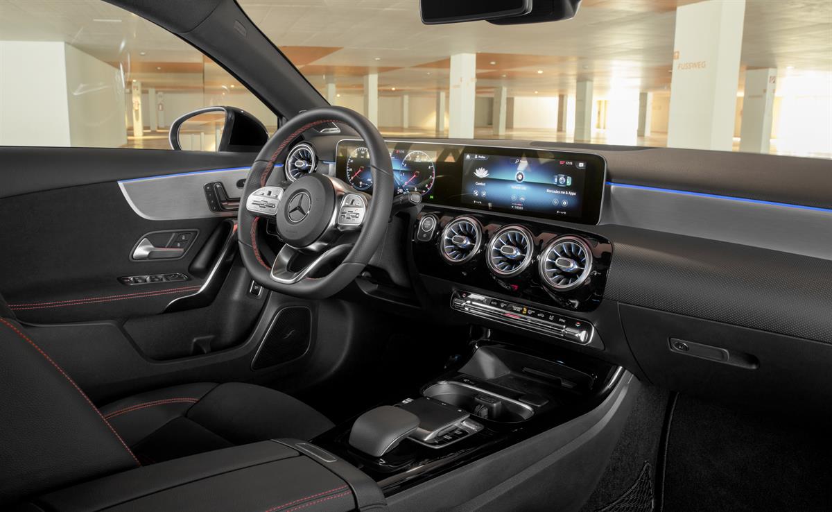 Die neue Mercedes-Benz A-Klasse Limousine Interieur schwarz