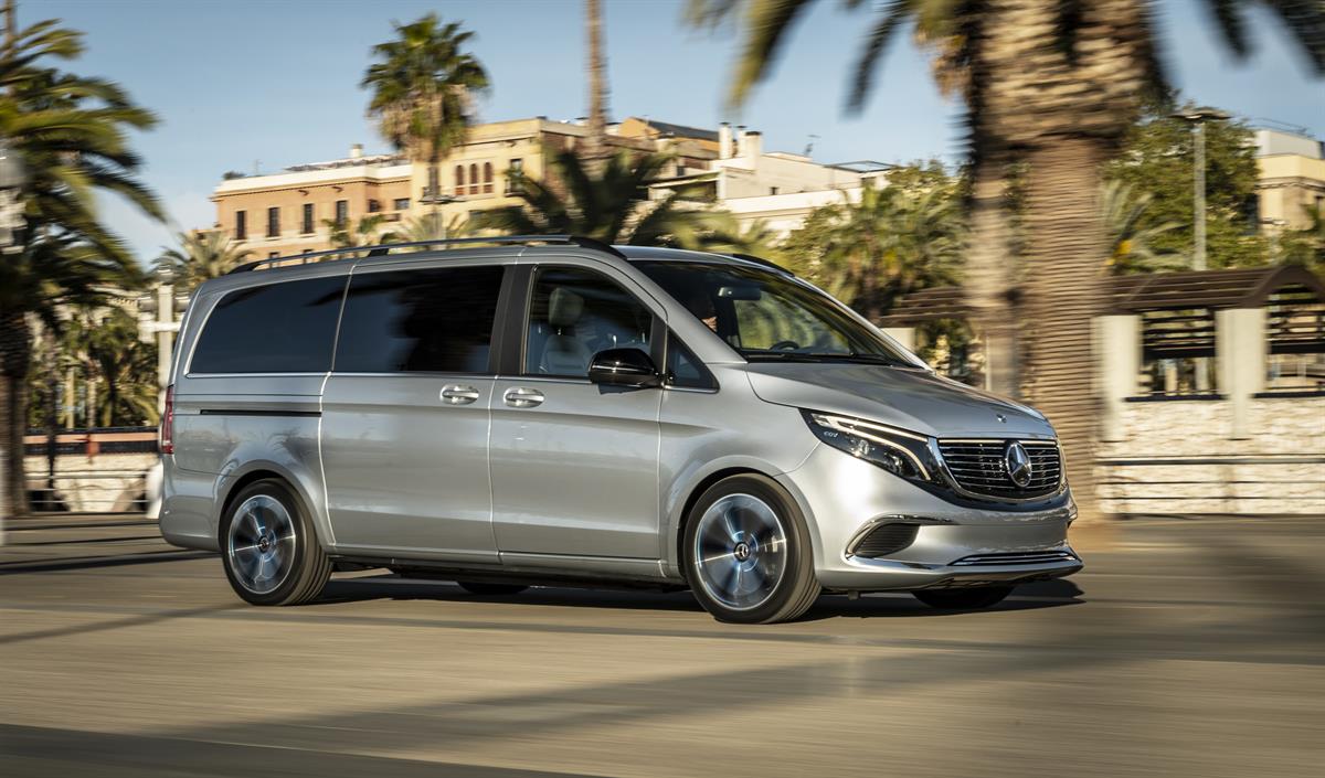 Mercedes-Benz Concept EQV: Erste vollelektrische Fahrt in der Mittelmeermetropole Barcelona