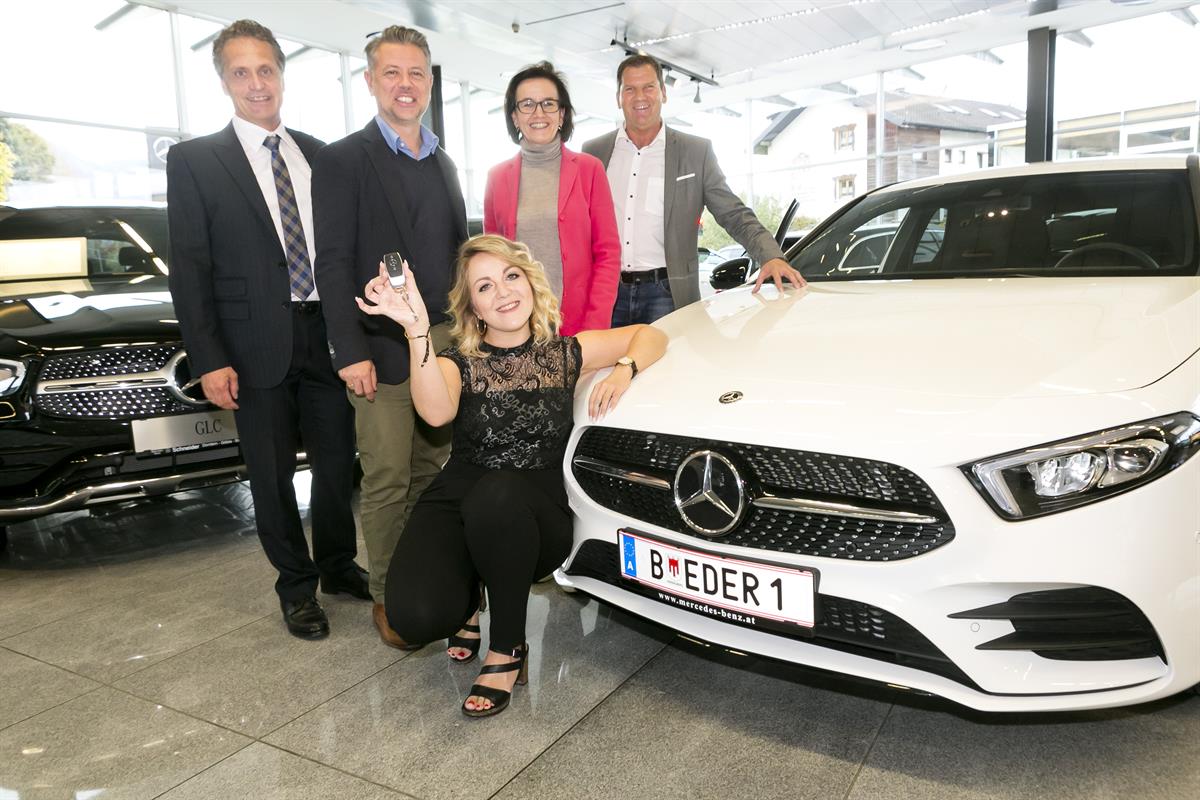ÖAMTC Fahrtechnik: Österreichs beste Autofahrerin freut sich über exklusive Mercedes-Benz-A-Klasse 