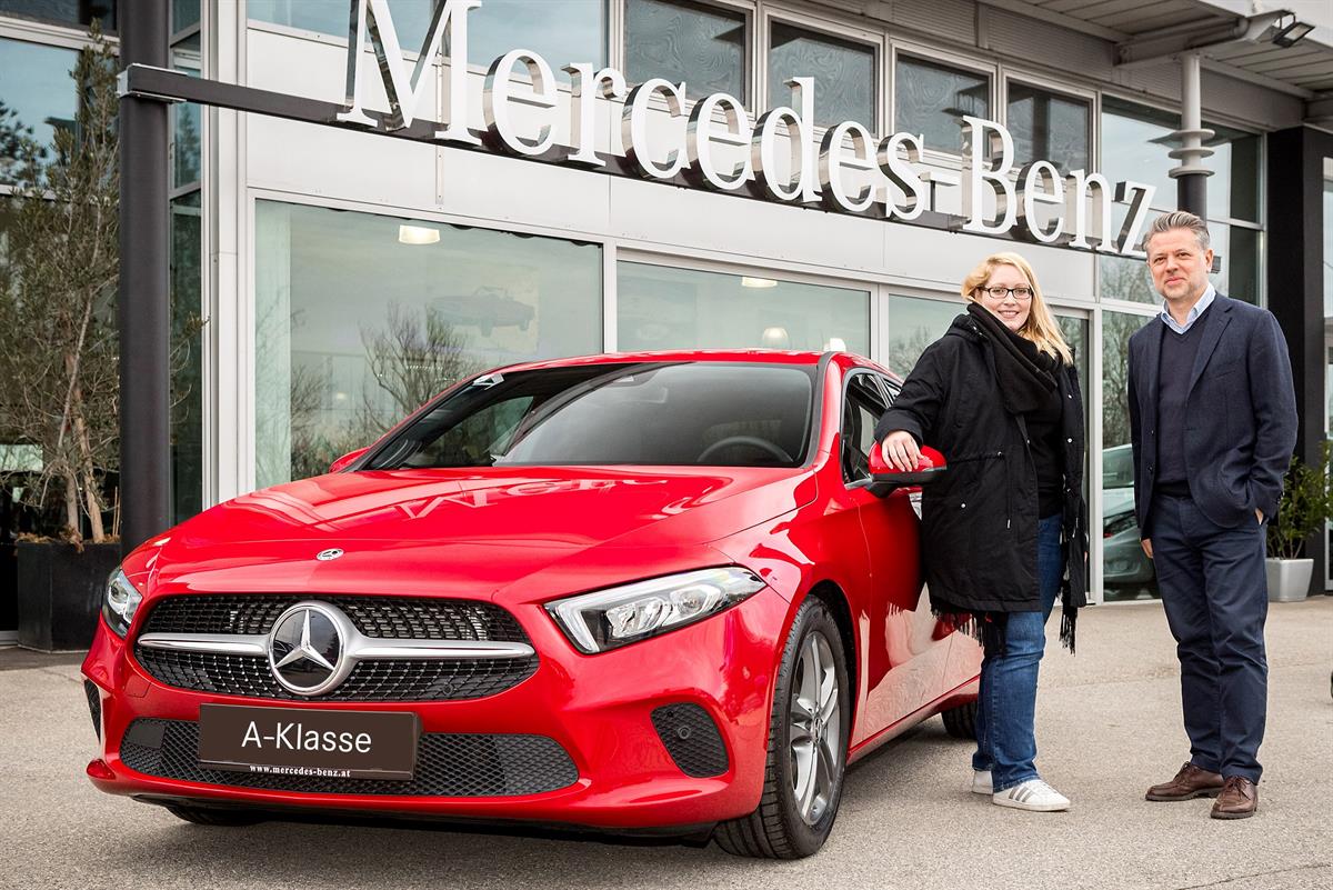 Mercedes-Benz Österreich stellt den Hauptgewinn für den McDonald’s Adventkalender 2019: die Gewinnerin freut sich jetzt über ihre A-Klasse