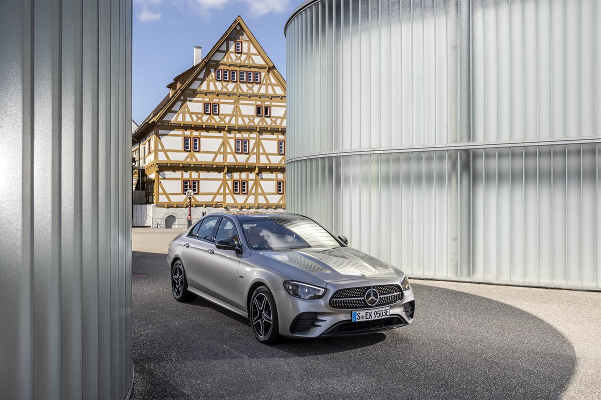 Mercedes_Benz_E_300_e_4MATIC_mojave_silver_Stuttgart_2020