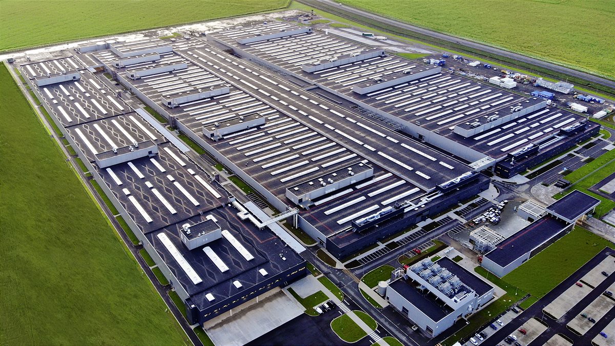 Mercedes-Benz Werk Jawor, Polen: Im diesem Jahr startete die Produktion der Batteriefabrik im polnischen Jawor mit Plug-in-Hybrid-Batterien für die C-, E- und S-Klasse. Im kommenden Jahr ergänzt der Standort sein Portfolio um Batteriesysteme für die kompa