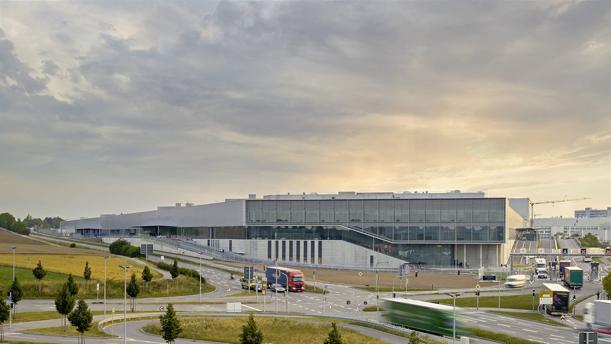 Flexibel, digital, effizient und nachhaltig: Die Factory 56 am Standort Sindelfingen verkörpert die Zukunft der Produktion bei Mercedes-Benz und setzt neue Maßstäbe für den Automobilbau. Die Factory 56 ist ein klares Bekenntnis des Unternehmens zum Tradit