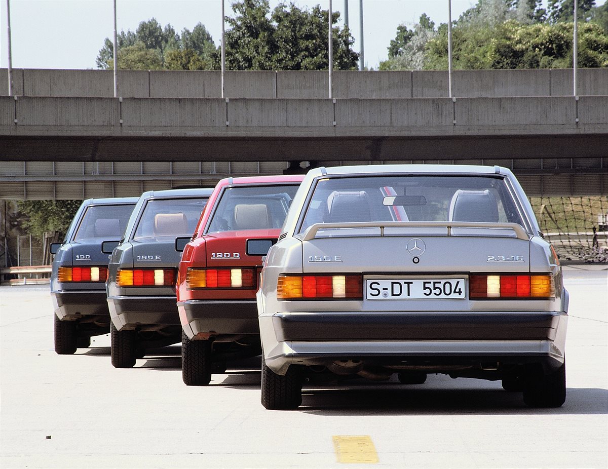  Mercedes-Benz Kompaktklasse Limousinen der Baureihe 201 (Produktionszeitraum 1982 bis 1993). Von links nach rechts: 190, 190 E, 190 D und 190 E 2.3-16. (Fotosignatur der Mercedes-Benz Classic Archive: 83F183)