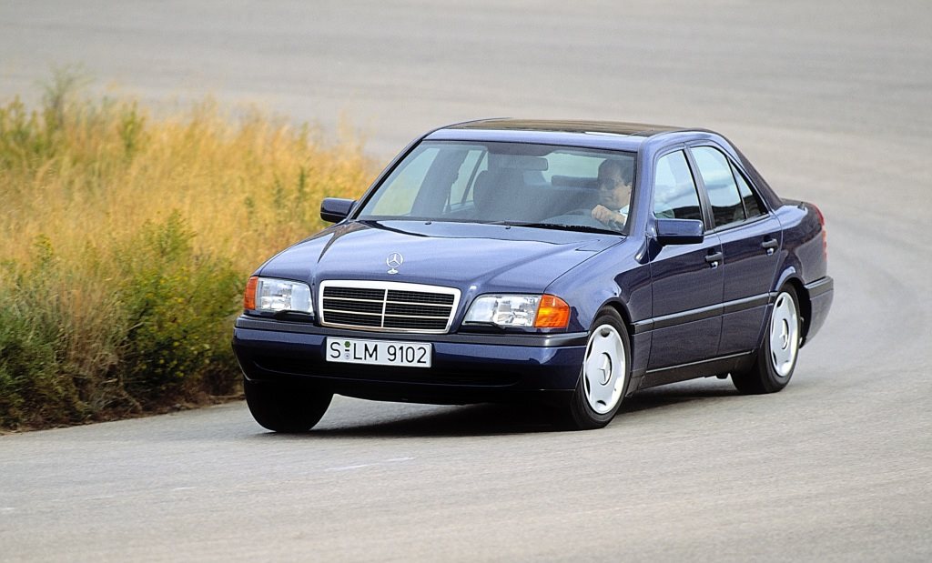 Mercedes-Benz C-Klasse Limousine der Baureihe 202 (Produktionszeitraum 1993 bis 2000). Fahraufnahme von links vorn. (Fotosignatur der Mercedes-Benz Classic Archive: A92F2052)