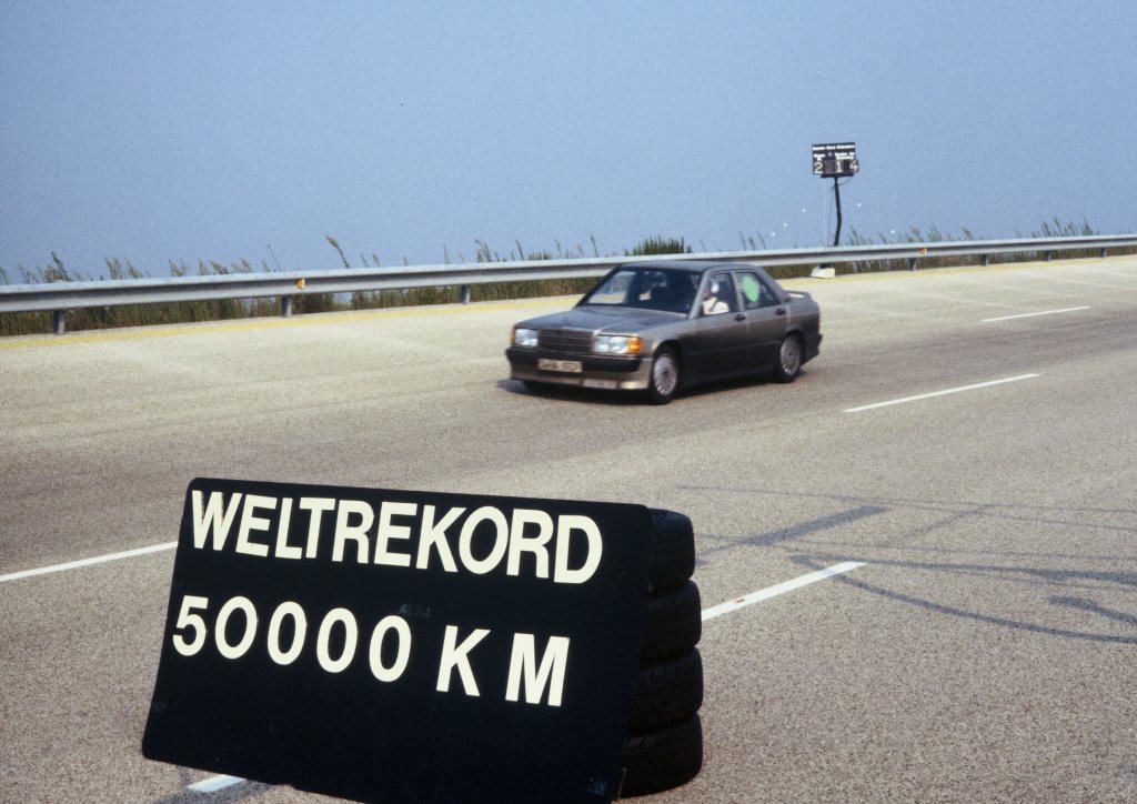 Mercedes-Benz 190 E 2.3-16 der Baureihe W 201. Weltrekordfahrten in Nardò (Italien) vom 11. bis 21. August 1983. Drei Fahrzeuge stellen mehrere Langstreckenweltrekorde mit Durchschnittsgeschwindigkeiten von fast 250 kmh auf – darunter der Weltrekord über