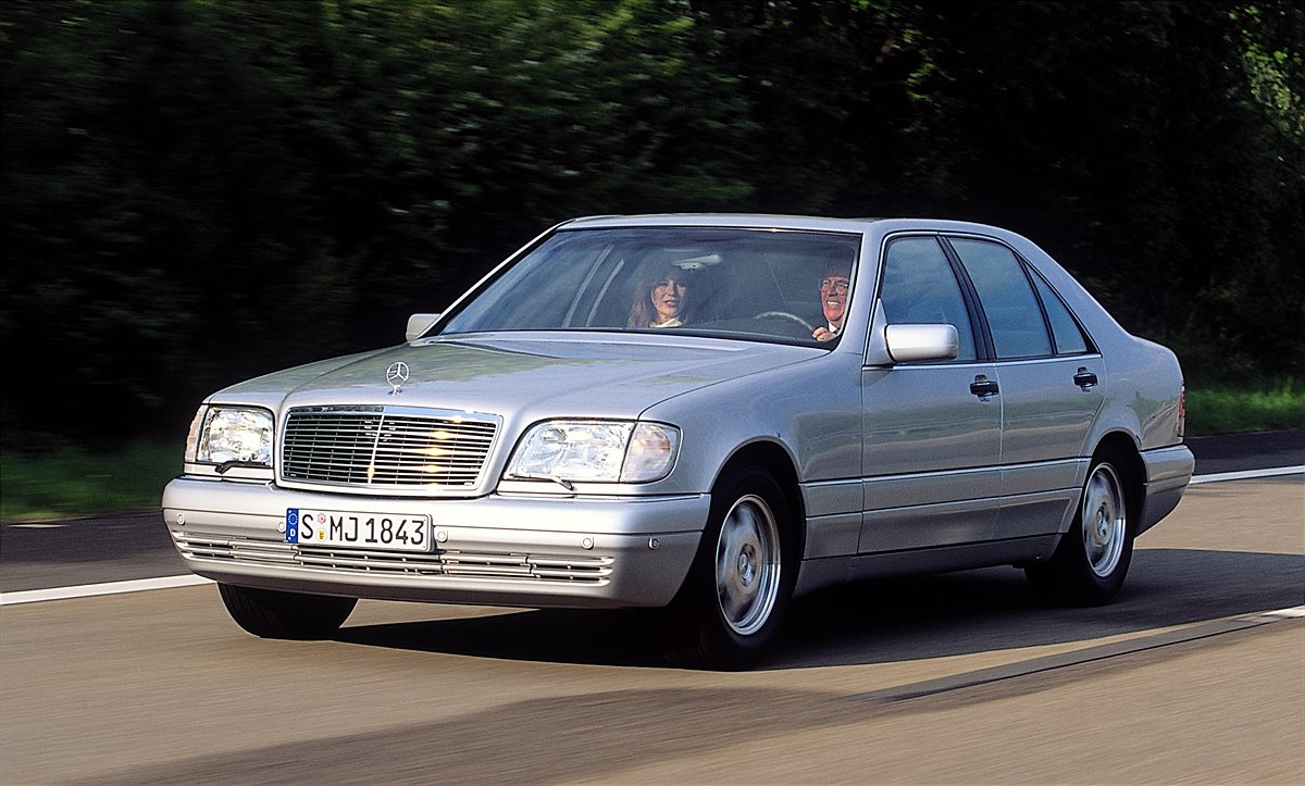 Voller Bremsdruck: Der Mercedes-Benz Bremsassistent BAS wird vor 25 Jahren vorgestellt