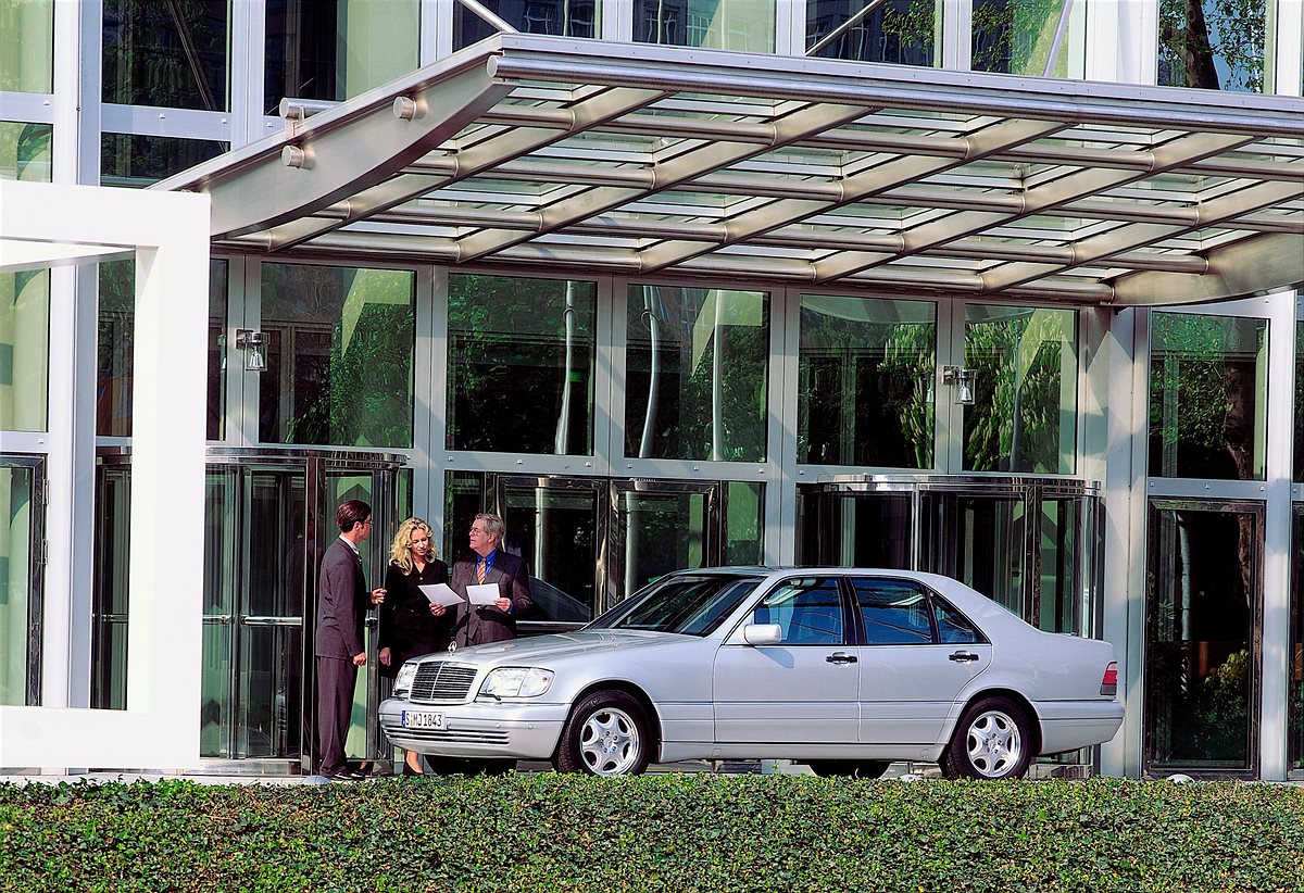 Voller Bremsdruck: Der Mercedes-Benz Bremsassistent BAS wird vor 25 Jahren vorgestellt