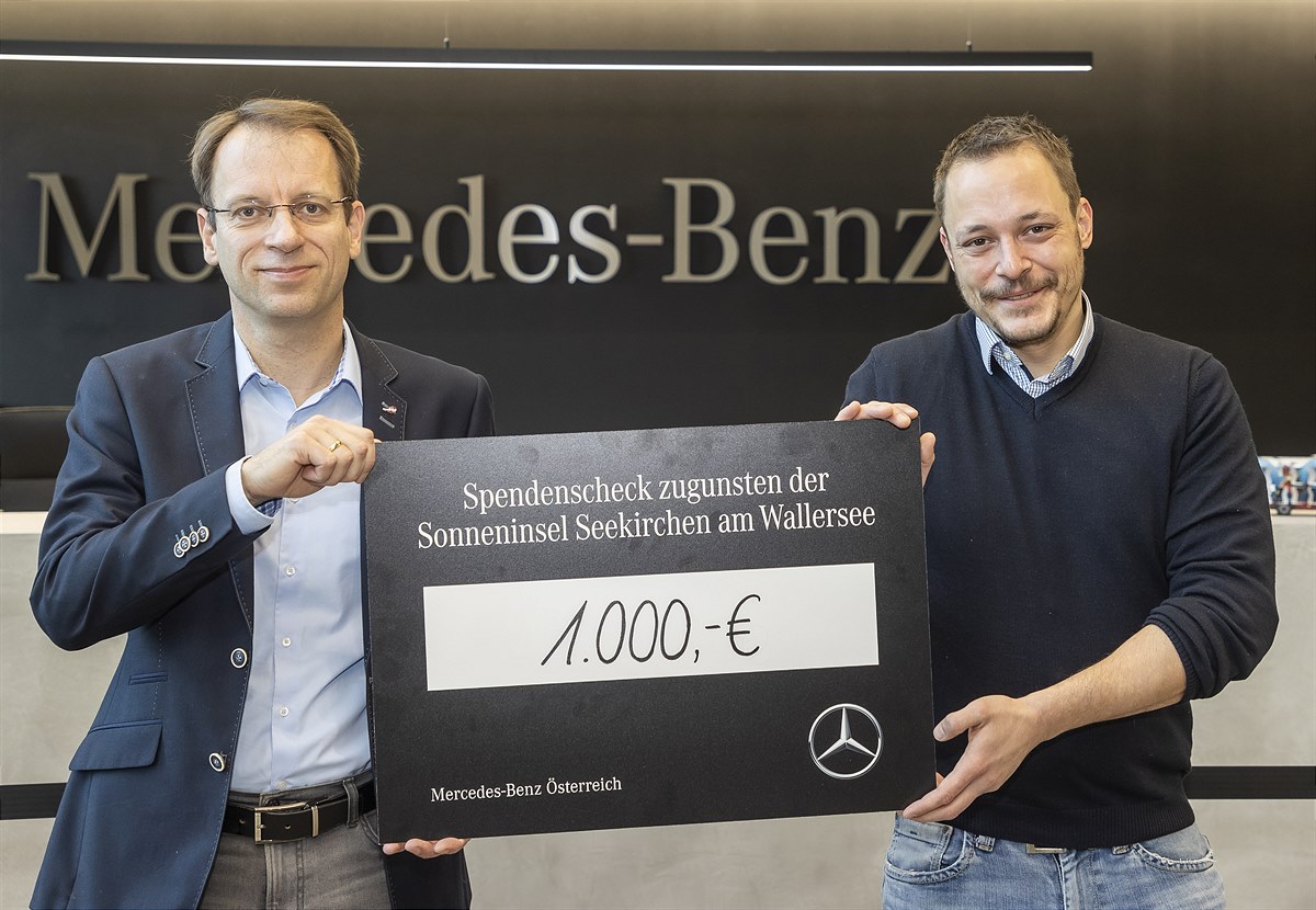Im Bild: Mercedes-Benz Österreich CEO Carsten Dippelt bei der Scheckübergabe an Thomas Janik, Geschäftsführer der Sonneninsel GmbH.