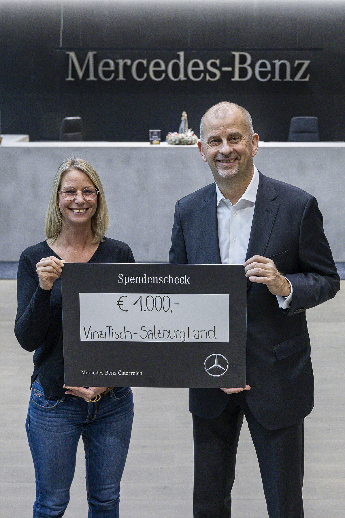 Mercedes-Benz Österreich CEO Niels Kowollik bei der Scheckübergabe an Nina Hernitz, Mitarbeiterin MBÖ und ehrenamtlich Engagierte beim VinziTisch-Salzburg Land_hoch