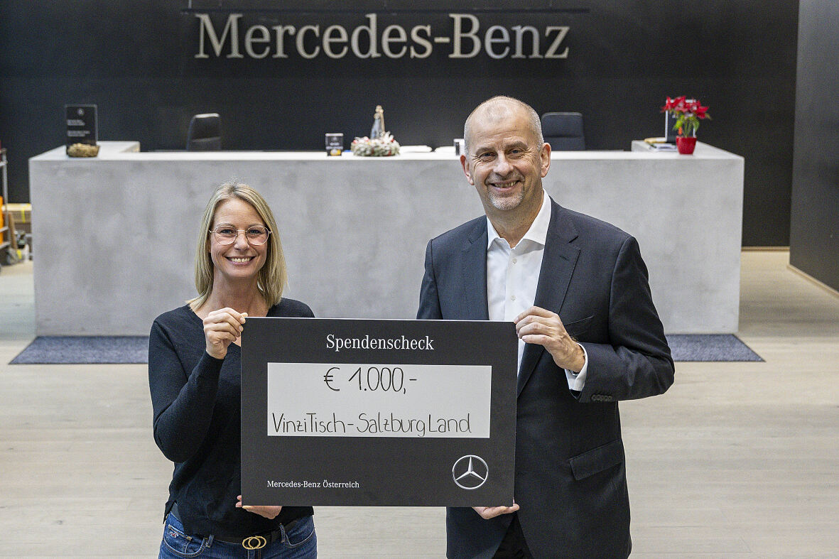 Mercedes-Benz Österreich CEO Niels Kowollik bei der Scheckübergabe an Nina Hernitz, Mitarbeiterin MBÖ und ehrenamtlich Engagierte beim VinziTisch-Salzburg Land_quer