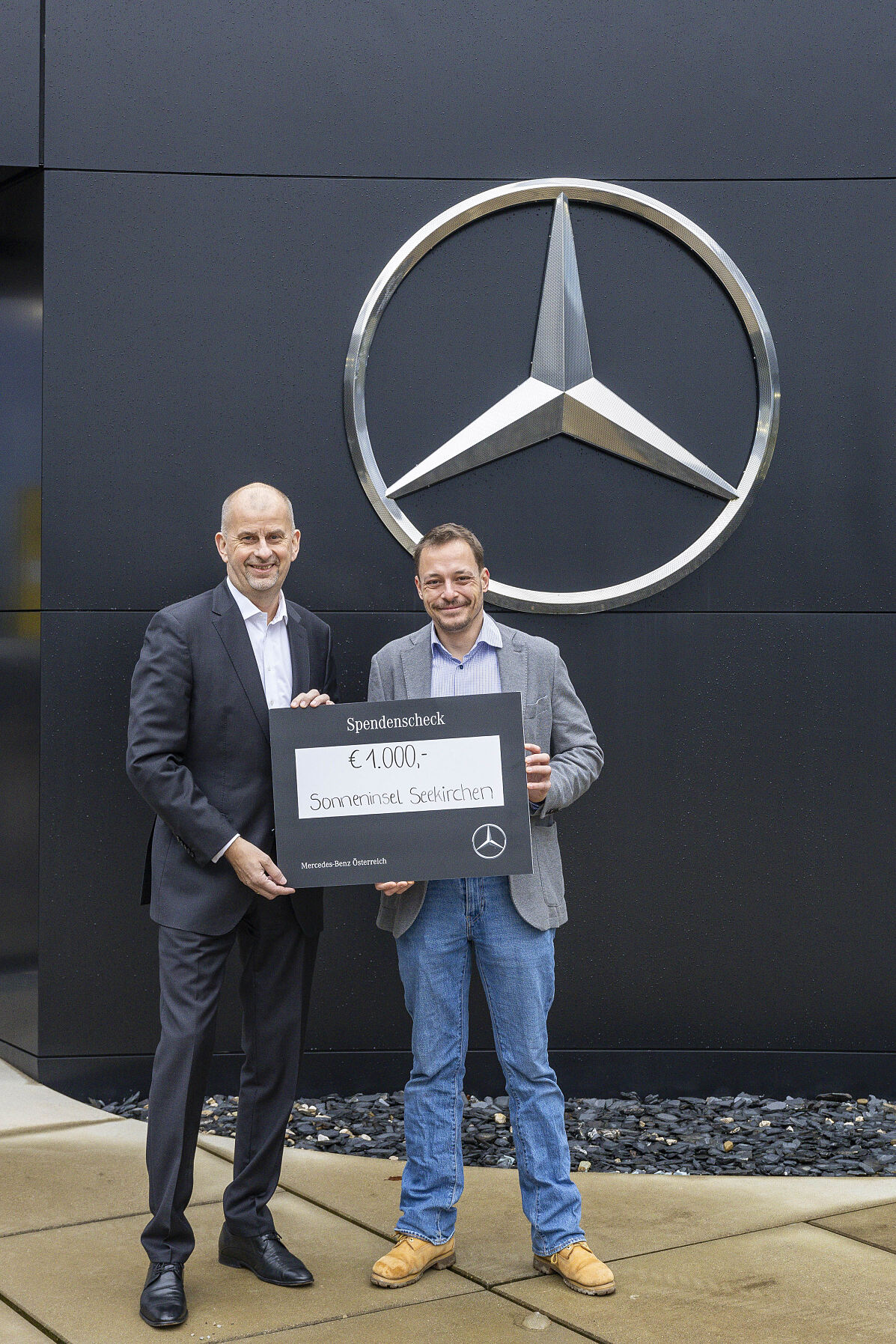 Mercedes-Benz Österreich CEO Niels Kowollik bei der Scheckübergabe an Thomas Janik, Geschäftsführer der Sonneninsel GmbH_hochformat