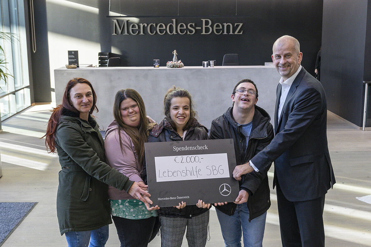 Mercedes-Benz Österreich CEO Niels Kowollik bei der Scheckübergabe an Manuela Masson-Robic, Mitarbeiterin der Lebenshilfe Salzburg sowie Katharina Aigner, Marco Anglberger und Anna Haslauer.