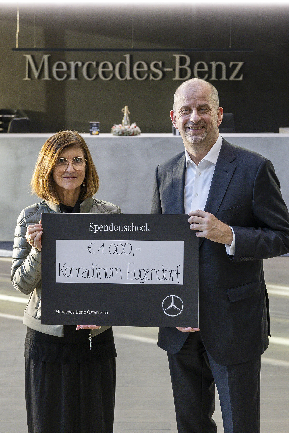 Im Bild Mercedes-Benz Österreich CEO Niels Kowollik bei der Scheckübergabe an Andrea Huber, Mitarbeiterin des Konradinum Eugendorf