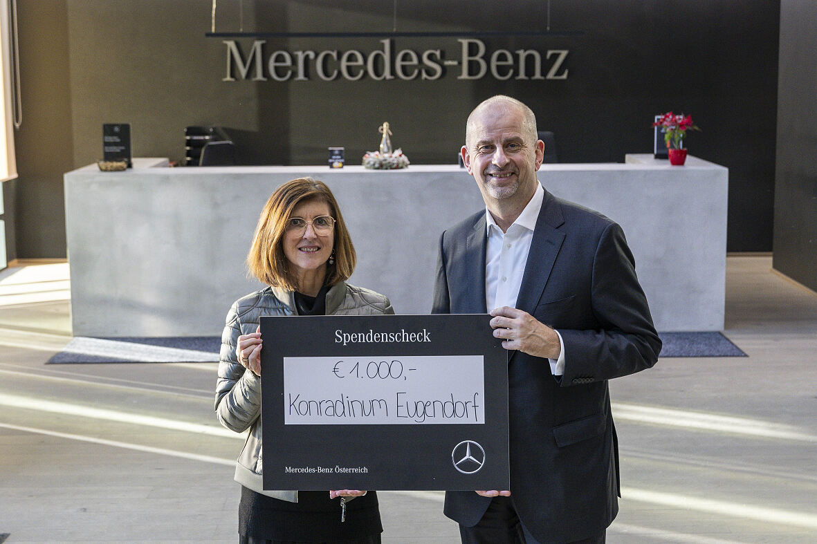 Im Bild Mercedes-Benz Österreich CEO Niels Kowollik bei der Scheckübergabe an Andrea Huber, Mitarbeiterin des Konradinum Eugendorf