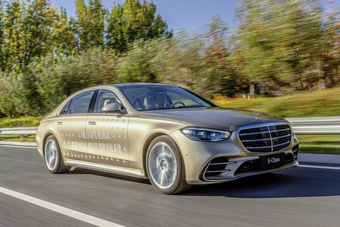 Mercedes-Benz erhält offizielle Genehmigung zum Testen hochautomatisierter Fahrsysteme (Level-3) in Peking