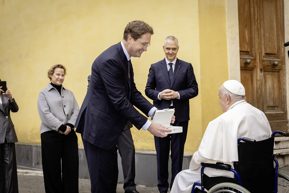 Papst Franziskus erhält erstes elektrisches „Papamobil“ von Mercedes-Benz