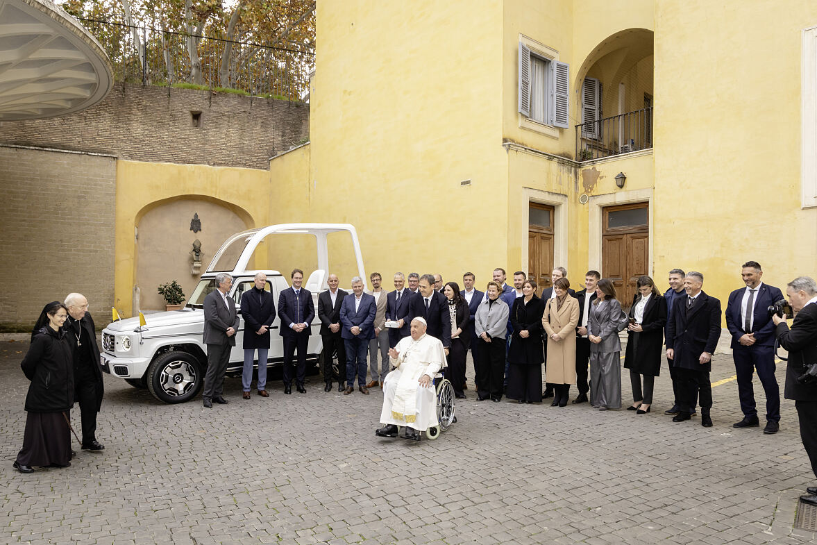 Papst Franziskus erhält erstes elektrisches „Papamobil“ von Mercedes-Benz