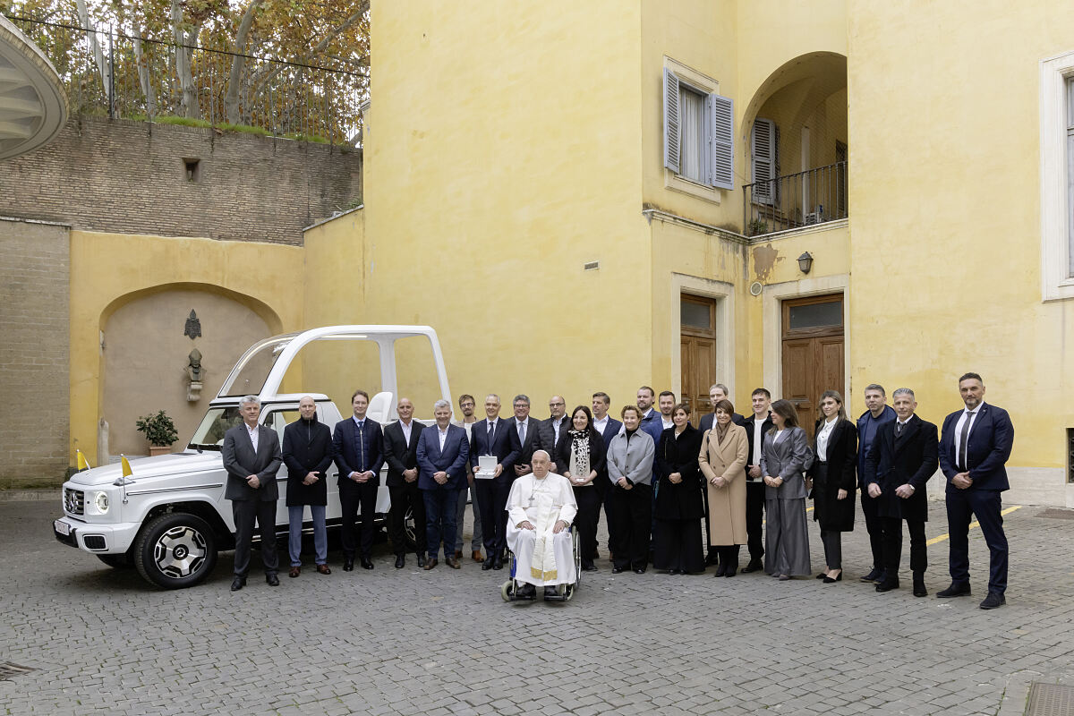 Papst Franziskus erhält erstes elektrisches „Papamobil“ von Mercedes-Benz