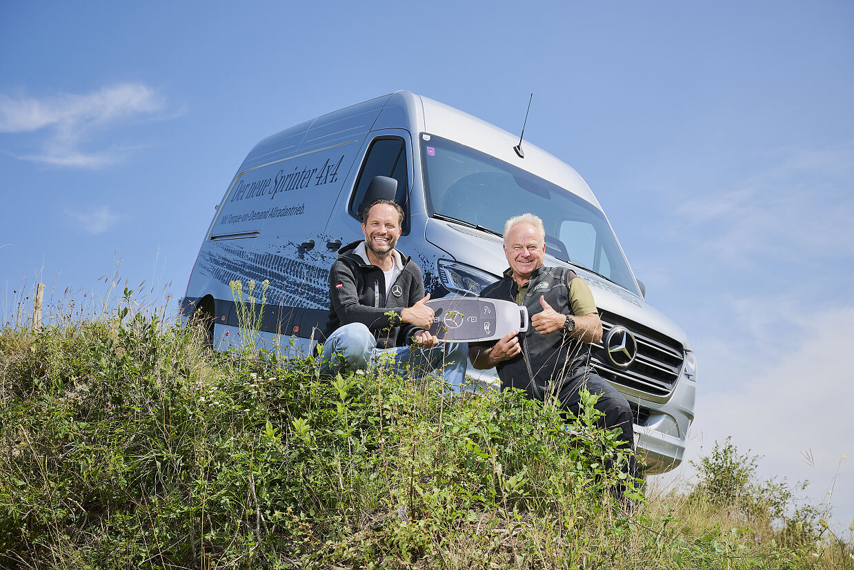 Mag. (FH) Gottfried Vallant übergibt den Sprinter 4x4 an Christian Karlberger