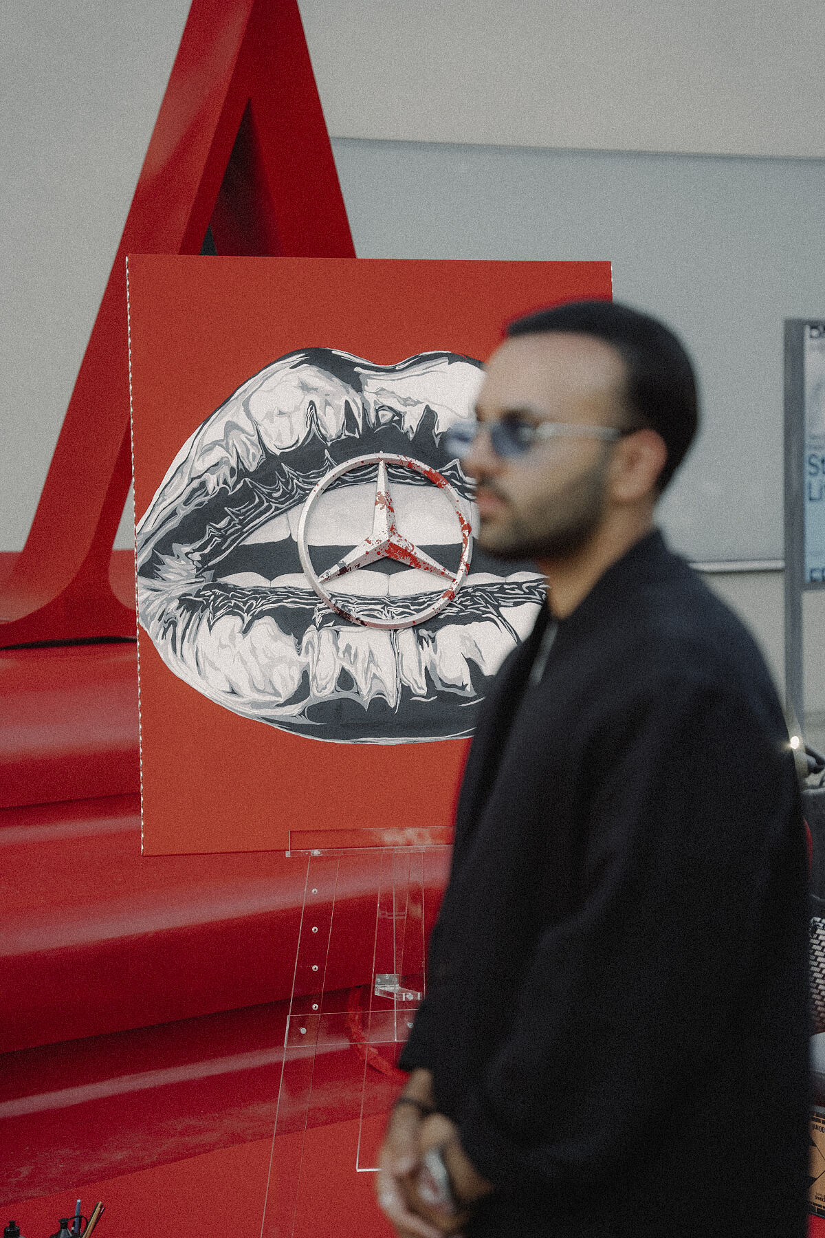 Künstler Nocturnal Arts bei der Arbeit an seinem  „Kuss der Elektrizität“ (03)