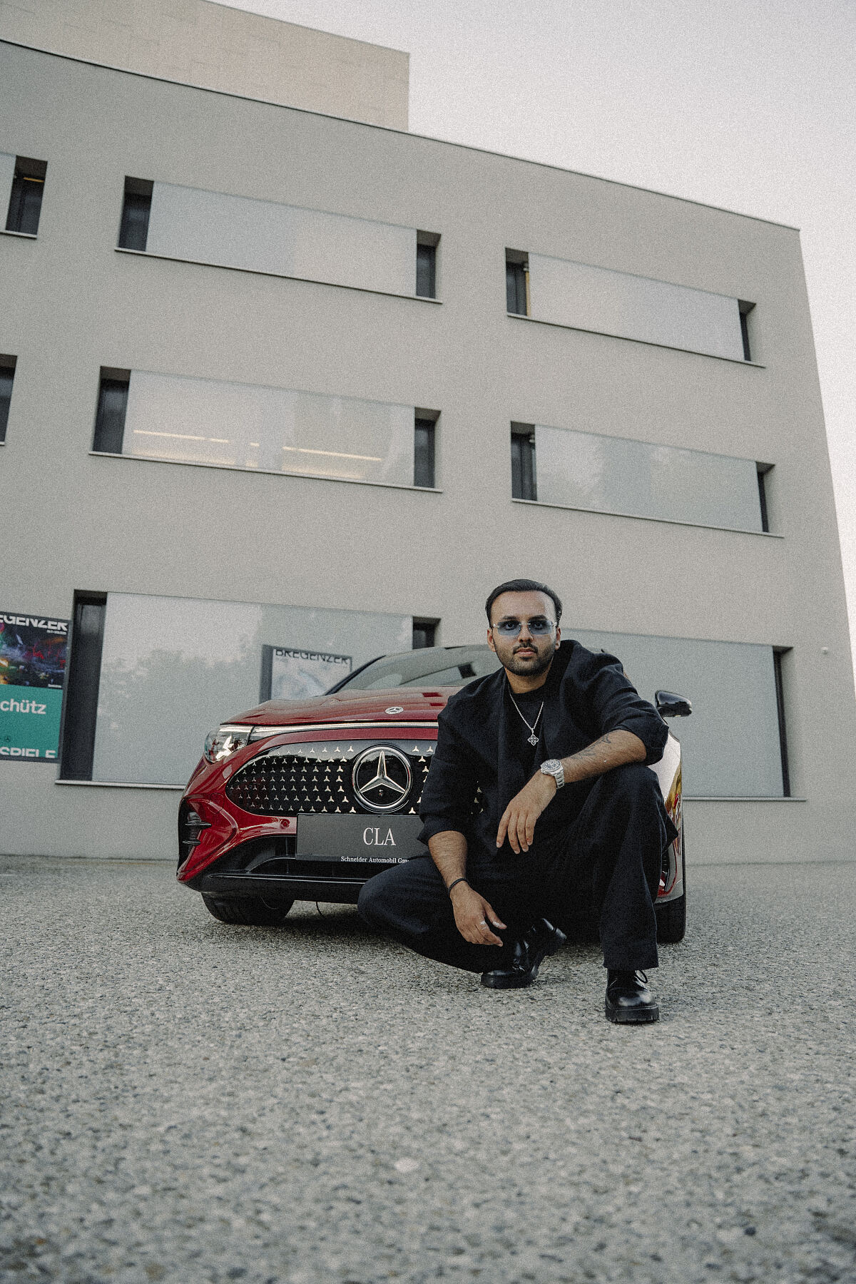 Künstler Nocturnal Arts bei der Arbeit an seinem  „Kuss der Elektrizität“ (04)