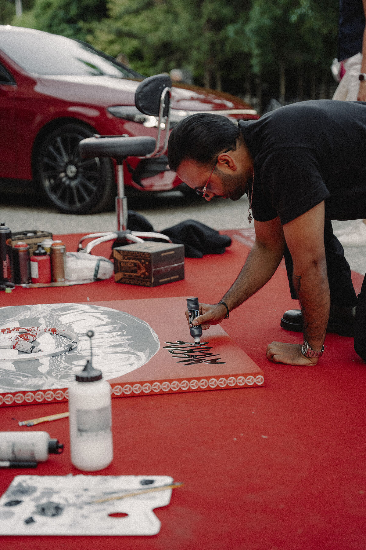 Künstler Nocturnal Arts bei der Arbeit an seinem  „Kuss der Elektrizität“ (06)