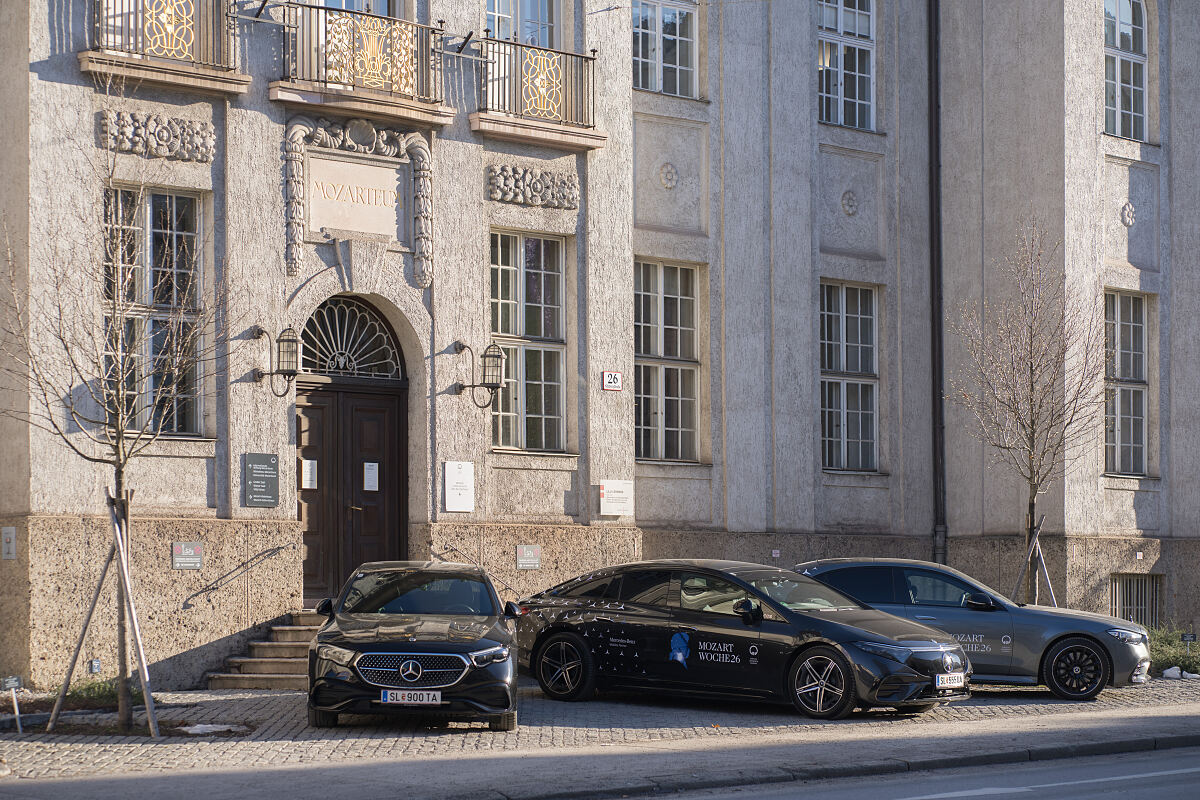 Die Mercedes-Benz Fahrzeugflotte vor dem Mozarteum